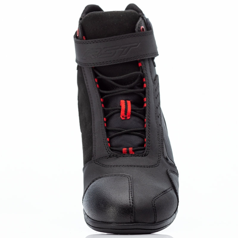 
This sneaker style boot has a flatter sole which is easier to walk around in. Made from heavy-duty microfibre and reinforced with a Ballistic fabric, the boot has integrated heel and ankle protection and a rubberised shift pad for enhanced comfort. 
For added security, the lace and hook & loop closure system also features a lace garage which tidily  secures the lace ends away, preventing the lace getting trapped around the bike. 
CE Certified : Yes 
Armour :  Heel Protection: Reinforced Coc
