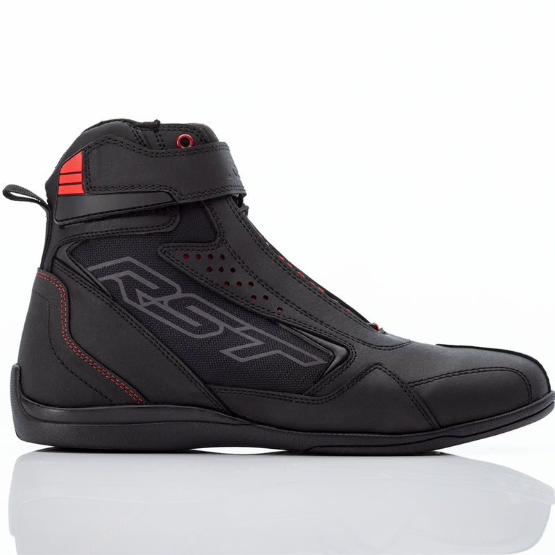 
This sneaker style boot has a flatter sole which is easier to walk around in. Made from heavy-duty microfibre and reinforced with a Ballistic fabric, the boot has integrated heel and ankle protection and a rubberised shift pad for enhanced comfort. 
For added security, the lace and hook & loop closure system also features a lace garage which tidily  secures the lace ends away, preventing the lace getting trapped around the bike. 
CE Certified : Yes 
Armour :  Heel Protection: Reinforced Coc