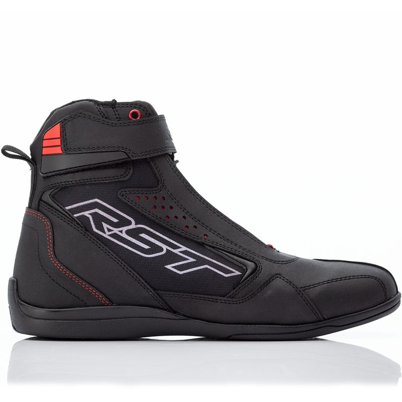 
This sneaker style boot has a flatter sole which is easier to walk around in. Made from heavy-duty microfibre and reinforced with a Ballistic fabric, the boot has integrated heel and ankle protection and a rubberised shift pad for enhanced comfort. 
For added security, the lace and hook & loop closure system also features a lace garage which tidily  secures the lace ends away, preventing the lace getting trapped around the bike. 
CE Certified : Yes 
Armour :  Heel Protection: Reinforced Coc