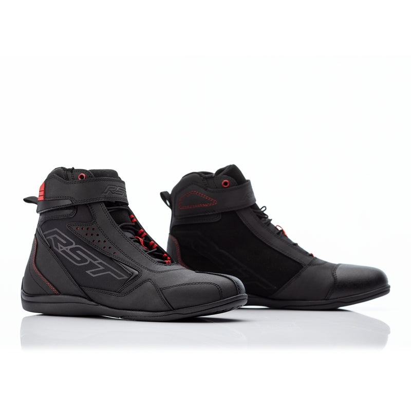 
This sneaker style boot has a flatter sole which is easier to walk around in. Made from heavy-duty microfibre and reinforced with a Ballistic fabric, the boot has integrated heel and ankle protection and a rubberised shift pad for enhanced comfort. 
For added security, the lace and hook & loop closure system also features a lace garage which tidily  secures the lace ends away, preventing the lace getting trapped around the bike. 
CE Certified : Yes 
Armour :  Heel Protection: Reinforced Coc