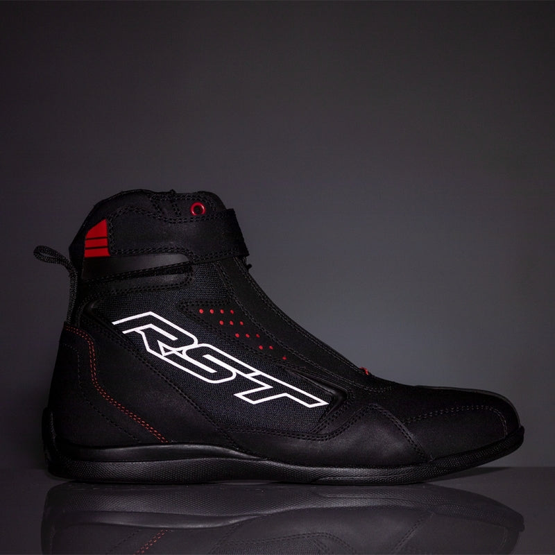 
This sneaker style boot has a flatter sole which is easier to walk around in. Made from heavy-duty microfibre and reinforced with a Ballistic fabric, the boot has integrated heel and ankle protection and a rubberised shift pad for enhanced comfort. 
For added security, the lace and hook & loop closure system also features a lace garage which tidily  secures the lace ends away, preventing the lace getting trapped around the bike. 
CE Certified : Yes 
Armour :  Heel Protection: Reinforced Coc