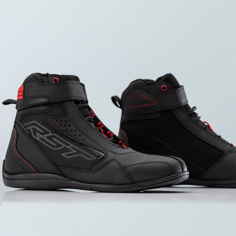 
This sneaker style boot has a flatter sole which is easier to walk around in. Made from heavy-duty microfibre and reinforced with a Ballistic fabric, the boot has integrated heel and ankle protection and a rubberised shift pad for enhanced comfort. 
For added security, the lace and hook & loop closure system also features a lace garage which tidily  secures the lace ends away, preventing the lace getting trapped around the bike. 
CE Certified : Yes 
Armour :  Heel Protection: Reinforced Coc