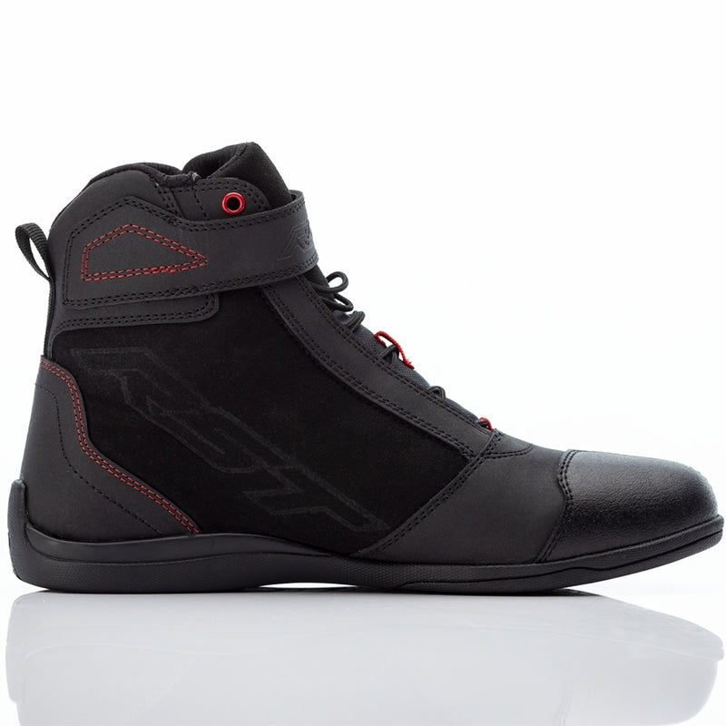 
This sneaker style boot has a flatter sole which is easier to walk around in. Made from heavy-duty microfibre and reinforced with a Ballistic fabric, the boot has integrated heel and ankle protection and a rubberised shift pad for enhanced comfort. 
For added security, the lace and hook & loop closure system also features a lace garage which tidily  secures the lace ends away, preventing the lace getting trapped around the bike. 
CE Certified : Yes 
Armour :  Heel Protection: Reinforced Coc
