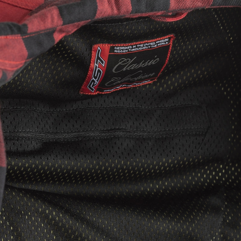 Camisa de cuadros con marcado CE completo —de nivel A—, diseñada para llevarla por encima, aunque cuenta con una capa protectora de aramida.			Marcado CE: A Espaldera: Solo compartimento para añadirla Hombrera: Nivel 1 - Marcado CE Codera: Nivel 1 - Marcado CE		Fabricación			Material exterior de base: Algodón Forro interior: Kevlar® Cremalleras: YKK, de latón clásico Costuras: Recubierta de nailon laminado - Puntada triple Cremallera de unión: No		Diseño			Bolsillos interiores: 1 Bolsillos exter