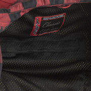 Camisa de cuadros con marcado CE completo —de nivel A—, diseñada para llevarla por encima, aunque cuenta con una capa protectora de aramida.			Marcado CE: A Espaldera: Solo compartimento para añadirla Hombrera: Nivel 1 - Marcado CE Codera: Nivel 1 - Marcado CE		Fabricación			Material exterior de base: Algodón Forro interior: Kevlar® Cremalleras: YKK, de latón clásico Costuras: Recubierta de nailon laminado - Puntada triple Cremallera de unión: No		Diseño			Bolsillos interiores: 1 Bolsillos exter