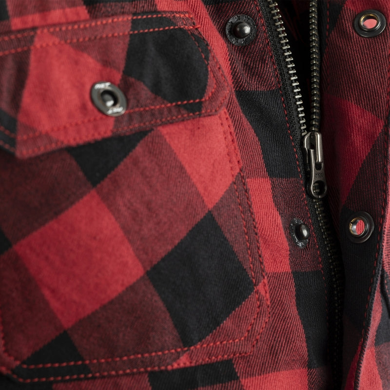 Camisa de cuadros con marcado CE completo —de nivel A—, diseñada para llevarla por encima, aunque cuenta con una capa protectora de aramida.			Marcado CE: A Espaldera: Solo compartimento para añadirla Hombrera: Nivel 1 - Marcado CE Codera: Nivel 1 - Marcado CE		Fabricación			Material exterior de base: Algodón Forro interior: Kevlar® Cremalleras: YKK, de latón clásico Costuras: Recubierta de nailon laminado - Puntada triple Cremallera de unión: No		Diseño			Bolsillos interiores: 1 Bolsillos exter