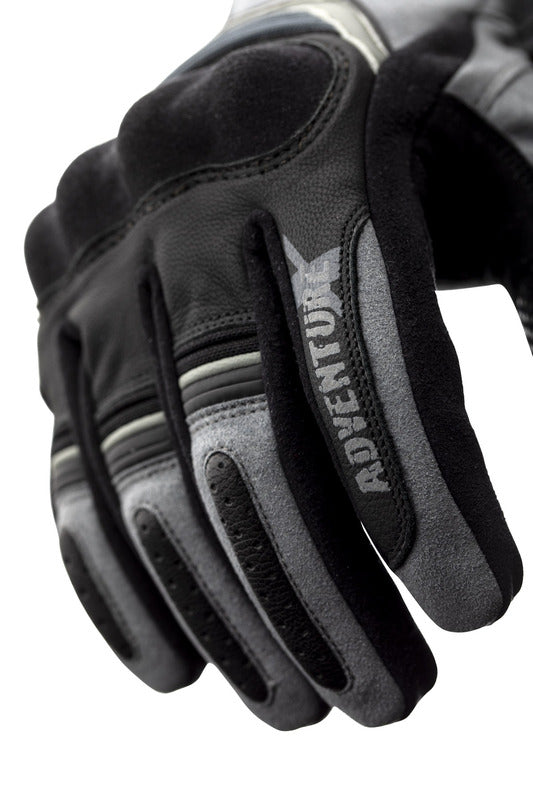 
Colección RST 2020
ProtecciónMarcado CE: Nivel 1 Protección en los nudillos: Poliuretano termoplástico (TPU)  FabricaciónMaterial exterior de base: Cuero Material secundario: Amara® Refuerzo: Palma con doble capa Dedos precurvados Sí Cierre del puño: Velcro ajustable Piel digital 