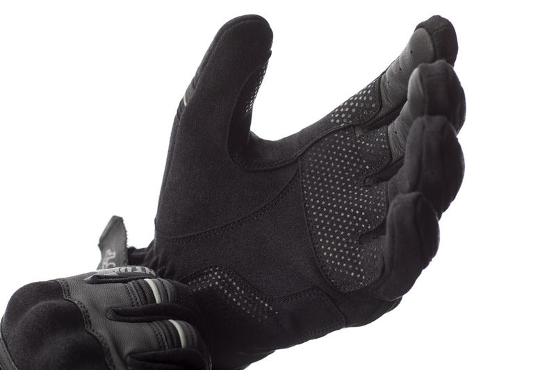 
Colección RST 2020
ProtecciónMarcado CE: Nivel 1 Protección en los nudillos: Poliuretano termoplástico (TPU)  FabricaciónMaterial exterior de base: Cuero Material secundario: Amara® Refuerzo: Palma con doble capa Dedos precurvados Sí Cierre del puño: Velcro ajustable Piel digital 