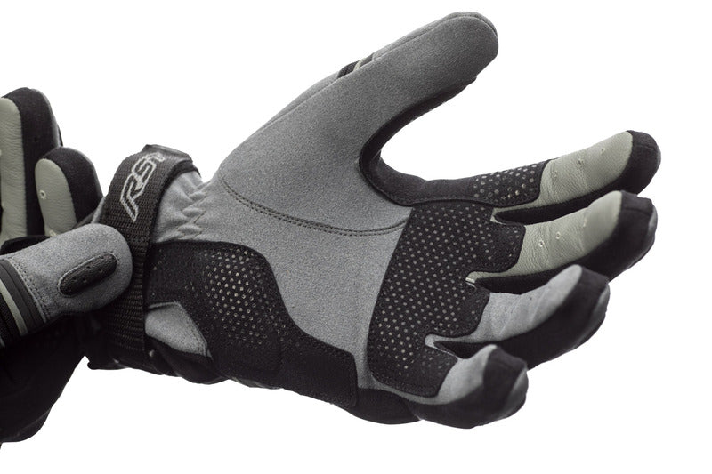 
Colección RST 2020
ProtecciónMarcado CE: Nivel 1 Protección en los nudillos: Poliuretano termoplástico (TPU)  FabricaciónMaterial exterior de base: Cuero Material secundario: Amara® Refuerzo: Palma con doble capa Dedos precurvados Sí Cierre del puño: Velcro ajustable Piel digital 