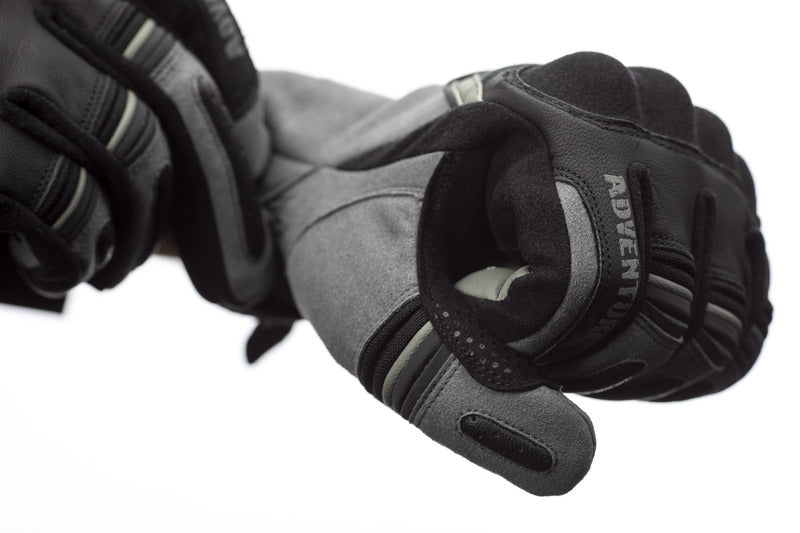 
Colección RST 2020
ProtecciónMarcado CE: Nivel 1 Protección en los nudillos: Poliuretano termoplástico (TPU)  FabricaciónMaterial exterior de base: Cuero Material secundario: Amara® Refuerzo: Palma con doble capa Dedos precurvados Sí Cierre del puño: Velcro ajustable Piel digital 