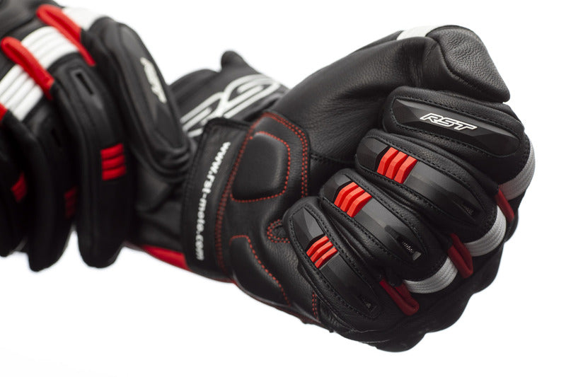 
Colección RST 2020
El guante Pilot es un guante de acceso a la gama de calidad, que cuenta con nudillos de TPU y una palma PowerGrip de silicona, para un agarre sólido.ProtecciónMarcado CE: Nivel 1 Protección en los nudillos: TPU Protección en los dedos: Caucho termoplásticoFabricaciónMaterial exterior de base: Cuero Material secundario: Amara® Forro interior: Fijo Refuerzo: Palma con doble capa de cuero Costuras de los dedos por fuera: Sí Dedos precurvados: Sí Cierre del puño: Velcro 