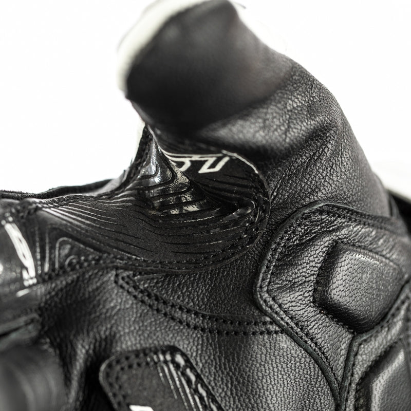 Una excelente combinación con una cazadora textil, el modelo para mujer del Stunt III es un guante supercómodo de caña media.  Protección			Marcado CE: Nivel 1 Protección en los nudillos: Carbono		Fabricación			Material exterior de base: Cuero Forro interior: Forro de malla fijo y cómodo Ventilación: Cuero perforado Refuerzo: Palma con doble capa de cuero Costuras de los dedos por fuera: Sí Dedos precurvados: Sí Cierre del puño: Velcro ajustable		Diseño			Palma: Palma de silicona con agarre extr