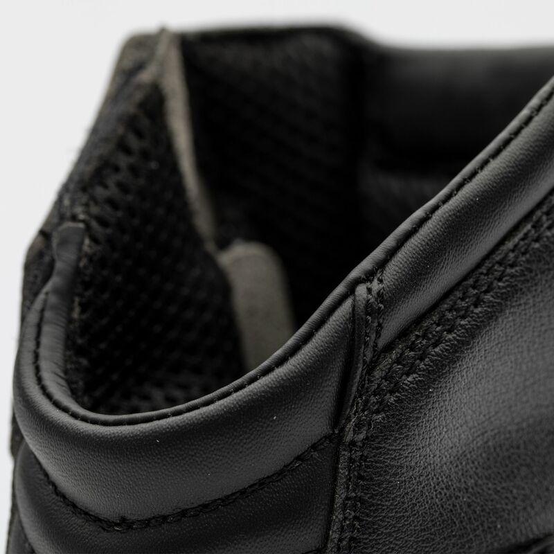 
Bota impermeable, de caña corta, Tractech Evo-3Protección:Protección en talón: Poliuretano termoplástico (TPU)Protección en tobillo: Poliuretano termoplástico (TPU)Fabricación:Material exterior de base: MicrotechForro impermeable: Forro fijo Sinaqua®Cierre: Cremallera y velcroAlmohadilla de cambio: SíDeslizadera de bota: Aleación de zincCambrillón: NailonPlantilla: Gel antibacteriano Suela: Suela racing, de doble densidad, antideslizanteDiseño:Puntera: Reforzada
