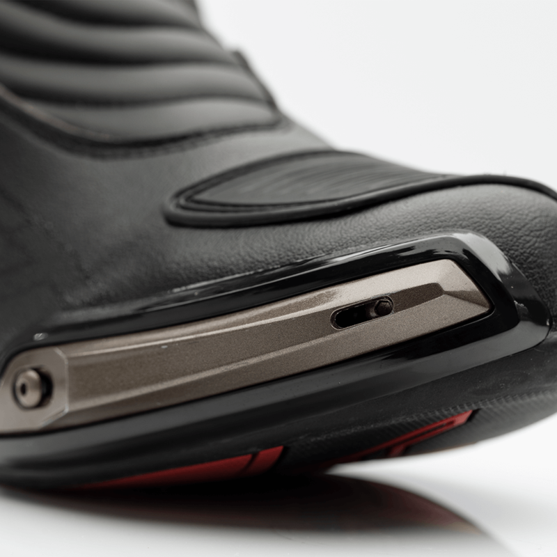 
Designed for comfort and safety, even in the wettest of conditions, this is a waterproof version of the TracTech Evo III Sports Boot, and packs in all the same great features from the TracTech Evo III boot in a shorter boot. The boot is CE Certified to Level 1/1/2/1 which is one of the highest levels of protection and comes with a moulded TPU heel cockpit and TPU shin armour as standard offering further impact protection. The nonslip multi-density sole and perforated leather ventilation makes 