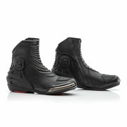 
Bota impermeable, de caña corta, Tractech Evo-3Protección:Protección en talón: Poliuretano termoplástico (TPU)Protección en tobillo: Poliuretano termoplástico (TPU)Fabricación:Material exterior de base: MicrotechForro impermeable: Forro fijo Sinaqua®Cierre: Cremallera y velcroAlmohadilla de cambio: SíDeslizadera de bota: Aleación de zincCambrillón: NailonPlantilla: Gel antibacteriano Suela: Suela racing, de doble densidad, antideslizanteDiseño:Puntera: Reforzada