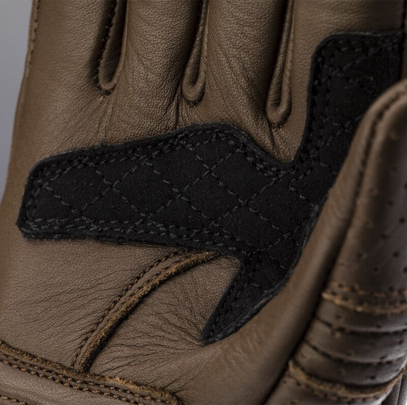 
Styled to match the new Roadster jacket, the glove is available in matching leather and colour. Equipped with a motion panel on the back of the hand and integrated knuckle give a great amount of comfort alongside a classic style. 
GLOVE SPEC 
ARMOUR  CE Certification Rating: Level 1 KP Bio elastane integrated knuckle  
CONSTRUCTION  Outer 1: Full grain leather Outer 2: Amara Polyester lining with foam  
FEATURES & BENEFITS  Double layer leather at palm Pre-curved fingers Press stud wrist c