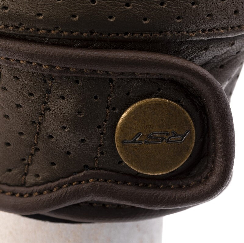 
Styled to match the new Roadster jacket, the glove is available in matching leather and colour. Equipped with a motion panel on the back of the hand and integrated knuckle give a great amount of comfort alongside a classic style. 
GLOVE SPEC 
ARMOUR  CE Certification Rating: Level 1 KP Bio elastane integrated knuckle  
CONSTRUCTION  Outer 1: Full grain leather Outer 2: Amara Polyester lining with foam  
FEATURES & BENEFITS  Double layer leather at palm Pre-curved fingers Press stud wrist c