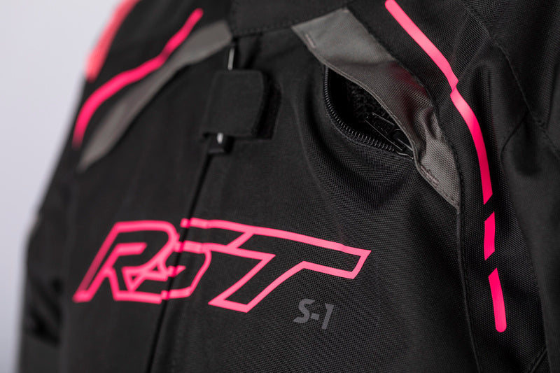 
Simply built to perform. The S1 Ladies Textile jacket features CE Level 1 shoulder and elbow armour combined with a host of technical materials. A SinAqua waterproof lining, thermal lining and intake exhaust vents are all there to keep you dry, warm, and fresh. Make a statement on the road with this contemporary styled jacket in striking colours.CE Rating: AAArmourBack Protector: Pocket OnlyShoulder Armour: CE Level 1Elbow Armour: CE Level 1ConstructionElbow Armour: CE Level 1Thermal Lining: R
