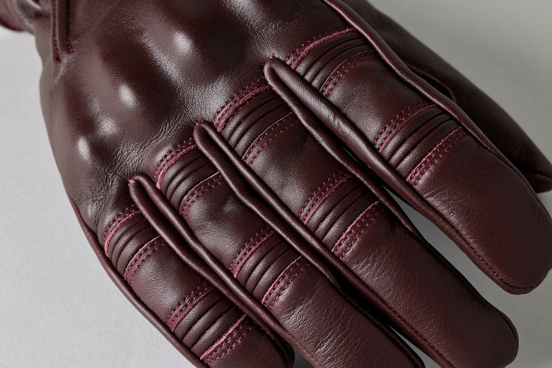 
The Hillberry 2 glove is an upgrade from the Hillberry glove for 2023, available in leather colours to match both the Hillberry and Brandish jackets. Featuring an integrated soft knuckle protector, motion panels on all the fingers, double layer leather on the palm and perforations for ventilation on the fingers.

ARMOUR

Visco elastane knuckle


MATERIAL

OUTER: Premium aniline waxed leather


LINING

Polyester lining with foam


FEATURES

Embossed logos
Double layer leather at palm
Pre-cu