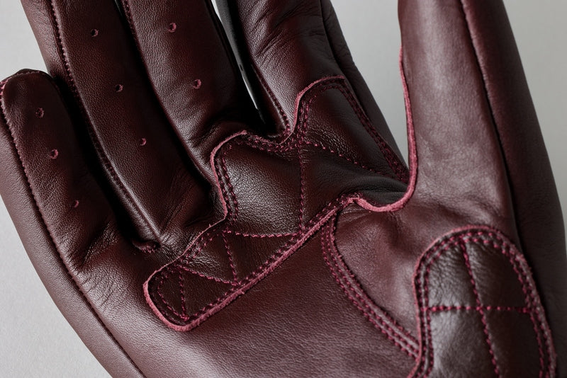 
The Hillberry 2 glove is an upgrade from the Hillberry glove for 2023, available in leather colours to match both the Hillberry and Brandish jackets. Featuring an integrated soft knuckle protector, motion panels on all the fingers, double layer leather on the palm and perforations for ventilation on the fingers.

ARMOUR

Visco elastane knuckle


MATERIAL

OUTER: Premium aniline waxed leather


LINING

Polyester lining with foam


FEATURES

Embossed logos
Double layer leather at palm
Pre-cu