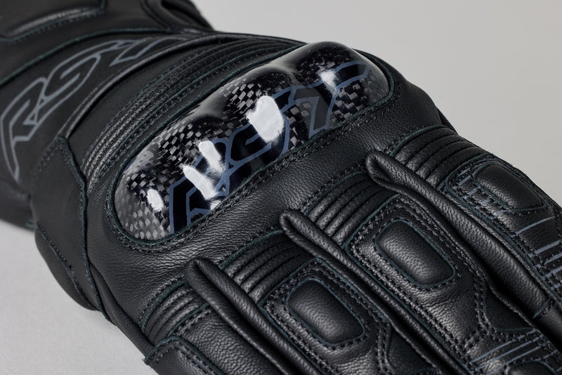 
The Fulcrum is RST’s brand-new sports glove designed with a nod to street riding. This waterproof version features carbon fibre knuckle protectors, out stitched pre-curved fingers and power grip for additional grip on the handlebars. 

ARMOUR

Carbon knuckle
Padded finger protection
Padded palm


MATERIAL

OUTER 1: Goat leather
OUTER 2: Amara


LINING

Polyester Lining BRUSHED with 4MM foam
59 Inch
190gsm
100% Polyester
Knitted Fabric
SinAqua waterproof membrane


FEATURES

Cuff adjuster
W