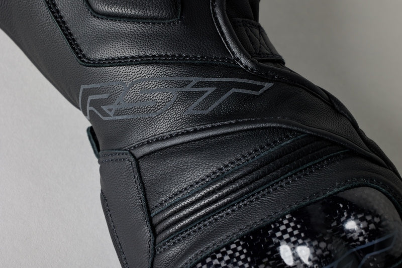 
The Fulcrum is RST’s brand-new sports glove designed with a nod to street riding. This waterproof version features carbon fibre knuckle protectors, out stitched pre-curved fingers and power grip for additional grip on the handlebars. 

ARMOUR

Carbon knuckle
Padded finger protection
Padded palm


MATERIAL

OUTER 1: Goat leather
OUTER 2: Amara


LINING

Polyester Lining BRUSHED with 4MM foam
59 Inch
190gsm
100% Polyester
Knitted Fabric
SinAqua waterproof membrane


FEATURES

Cuff adjuster
W