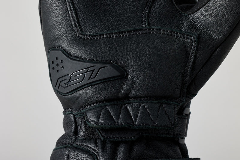 
The S1 waterproof glove is a great addition to the S1 product family. It comes with TPR finger protection and carbon knuckle protection and guarantees to keeo you dry through the wettest conditions.

ARMOUR

Carbon knuckle
TPR finger protection
TPR palm slider


MATERIAL

OUTER 1: Full grain leather
OUTER 2: Amara


LINING

Fixed SinaAqua membrane


FEATURES

Motion panels
Double layer leather at palm
Outstitched fingers
Pre-curved fingers
Hook & loop wrist closure
Contrast stitch detail
