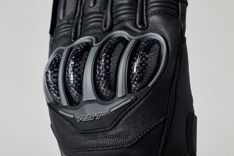 
The S1 waterproof glove is a great addition to the S1 product family. It comes with TPR finger protection and carbon knuckle protection and guarantees to keeo you dry through the wettest conditions.

ARMOUR

Carbon knuckle
TPR finger protection
TPR palm slider


MATERIAL

OUTER 1: Full grain leather
OUTER 2: Amara


LINING

Fixed SinaAqua membrane


FEATURES

Motion panels
Double layer leather at palm
Outstitched fingers
Pre-curved fingers
Hook & loop wrist closure
Contrast stitch detail
