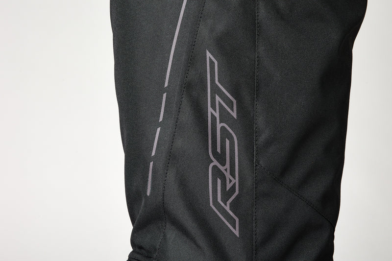 
A new addition to the S1 product family is the S1 textile jean. Built to perform and will keep you dry and warm in all conditions. It's the perfect pairing with the S1 textile jacket.

ARMOUR

HIP: Level 1
KNEE: Level 2


MATERIAL

OUTER 1: 100% Polyester (MAXTEX)


LINING

Fixed mesh
Fixed SinAqua membrane
Removable thermal liner light weight


FEATURES

Short leg & long leg available
Waist adjusters
2x zip pockets
Reflective detail
Seat grippers
Motion panels
360° connection zip
