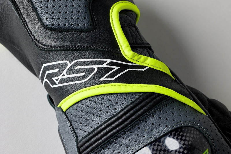 
The Fulcrum is RST’s brand-new sports glove designed with a nod to street riding. Featuring carbon fibre knuckle protectors, out stitched pre-curved fingers, digital touch leather on both the thumb and forefinger, double layer leather on the palm and power grip for additional grip on the handlebars. This is also available in waterproof version.

ARMOUR

Carbon knuckle
Padded finger protection
Padded palm


MATERIAL

OUTER 1: Goat leather
OUTER 2: Amara


LINING

Polyester Lining BRUSHED wit